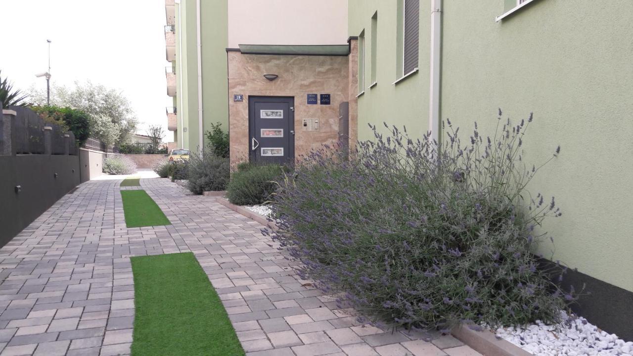 Apartman Lukiana*** Appartement Split Buitenkant foto